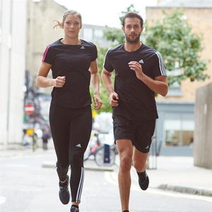 Biegnąca para w prezentowanej koszulce