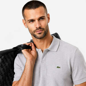 Lacoste polo męskie DH2050-00 CCA szary melanż – zbliżenie na modelu z logo na piersi