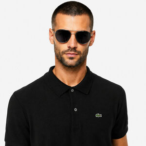 Lacoste męskie polo DH2050-00031 czarne, zbliżenie na modelu na kołnierzyk i logo